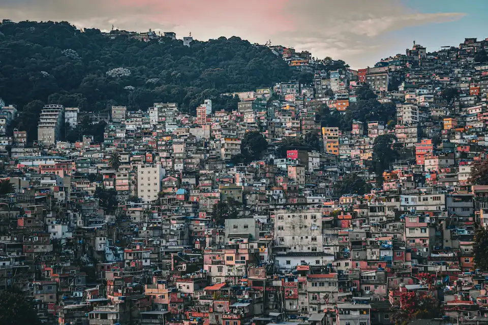 Blick auf die Rocinha — die größte Favela Brasiliens zwischen den Bergen und dem Meer von Rio de Janeiro