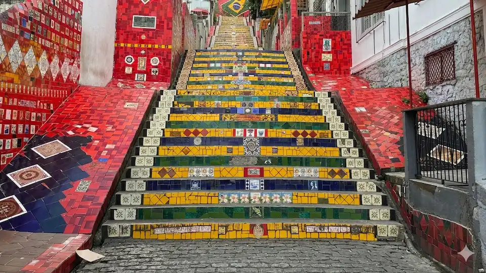 Bunte Mosaikfliesen der Escadaria Selarón — Detailansicht der farbenprächtigen Keramik aus aller Welt