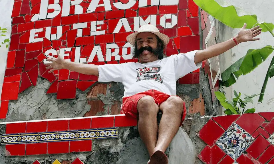 Jorge Selarón — der chilenische Künstler vor seiner berühmten Fliesentreppe in Rio de Janeiro