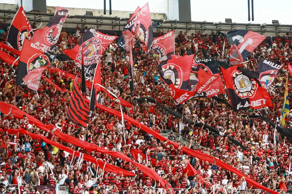 Flamengo-Fans mit Fahnen auf den Rängen des Maracanã