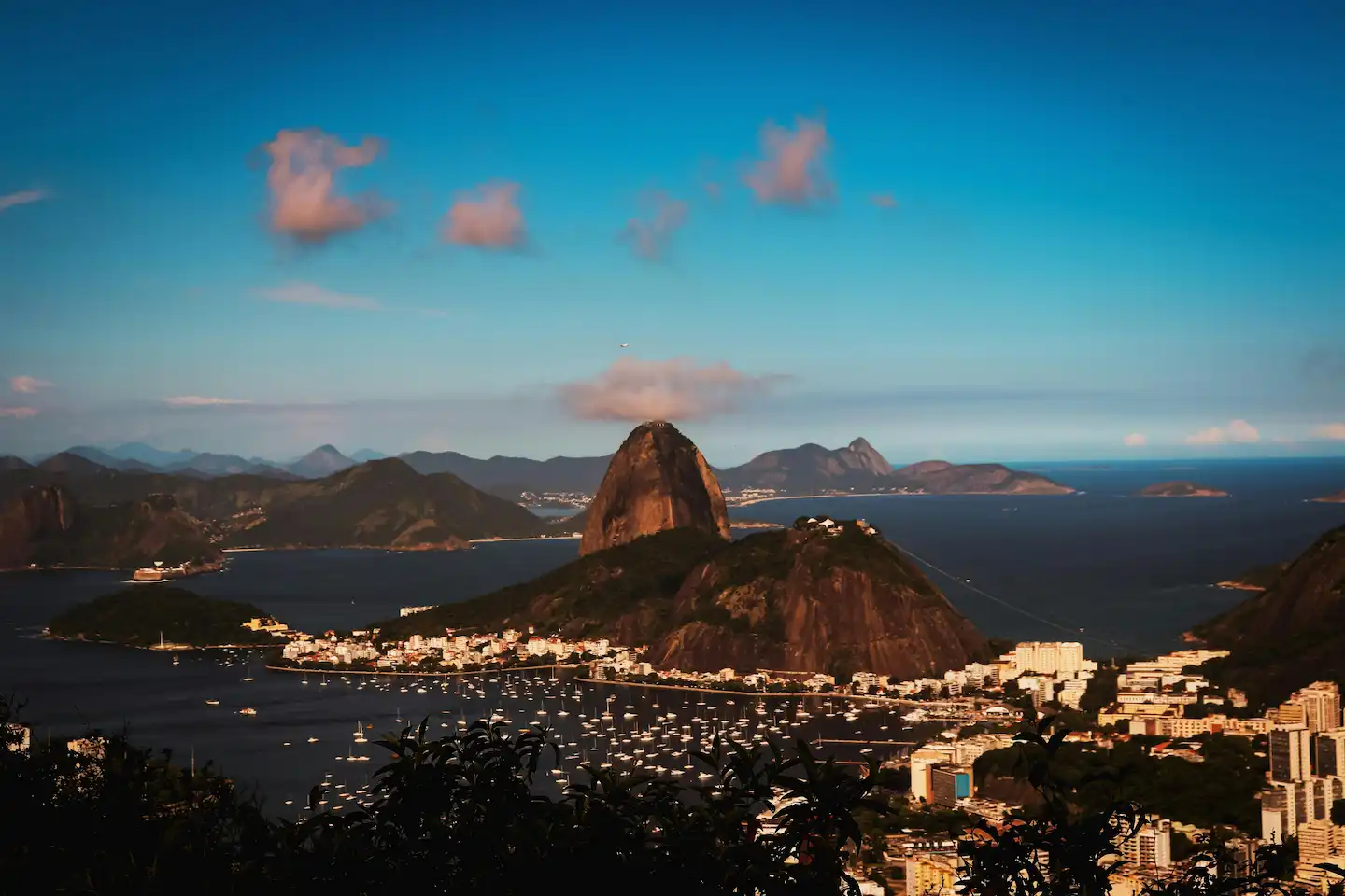 Der Zuckerhut über der Guanabara-Bucht in Rio de Janeiro